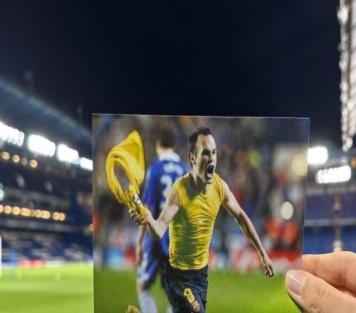 巴薩賽前發(fā)小白當(dāng)年絕殺照，切爾西賽后用埃斯特旺破門照回應(yīng)