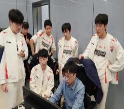 在與TES的敗決拋硬幣中，AL成功取勝拿到Bo5首局優(yōu)先選邊權(quán)