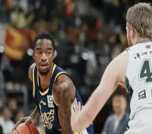 你们要的画面!萨姆纳遭蛋糕突袭球迷调侃被广东队友隔扣