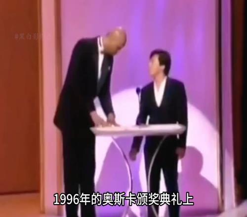 同道中人！1996年奥斯卡颁奖典礼成龙和贾巴尔搞笑颁奖