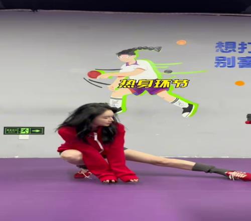 这腿是真长！美娜用不同道具花式打乒乓球送祝福