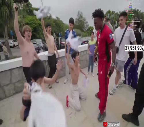 这啥精神状态甲亢哥在香港遇到一群小孩光膀子下跪