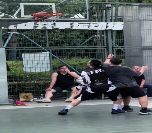 徐家汇公园篮球场如果你遇到这样的全能小姐姐该咋防
