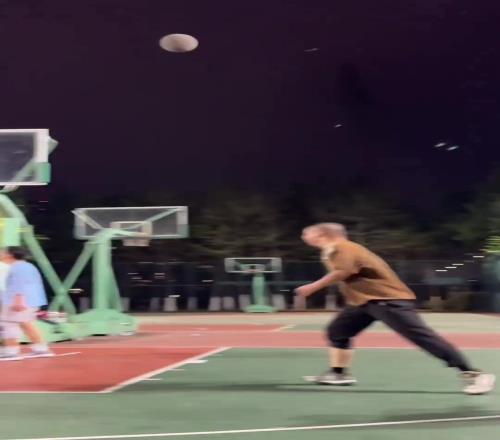 网红1米82野球场肘姐晒连续进球+放话：你的防守呢大哥