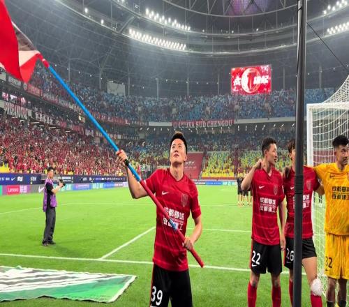 嗨翻了！时隔24年，四川足球再次登顶中国足球顶级联赛积分榜