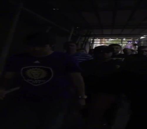 走到哪里都是焦点！近距离看卡卡在奥兰多的一天！
