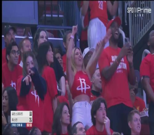 给导播加鸡腿！火勇暂停镜头给到场边女球迷热舞金发妞美的