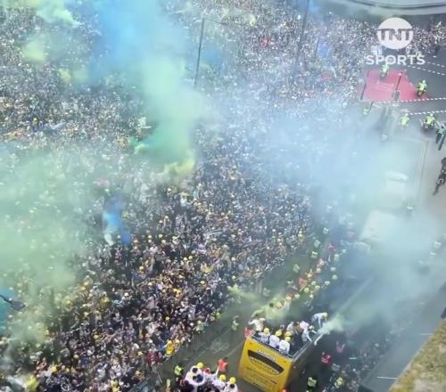 我们又回来啦！实拍利兹联队英冠冠军游行现场！太火爆了！