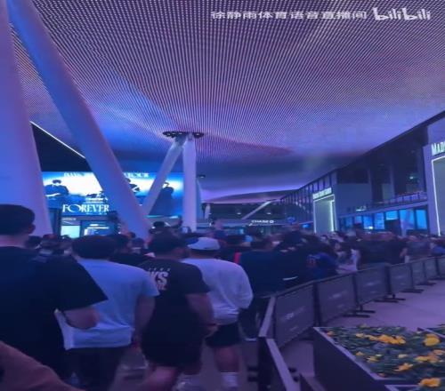 杨：与我何关尼克斯主场外的球迷们齐喊口号“法克吹杨”！