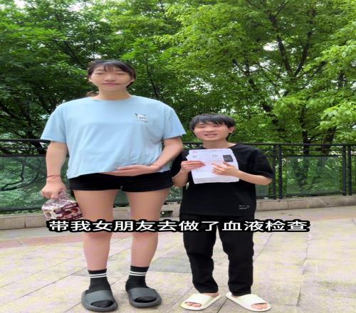 网红的2米2女朋友酷似韩旭，评论区炸锅