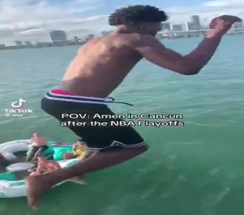 不爱钓鱼爱玩水！阿门开启度假模式，在海里快乐玩耍