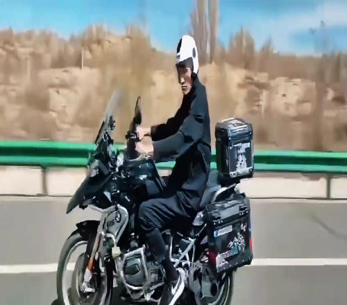 中国男篮名宿巴特尔骑摩托车旅行：走啊我曾想仗剑走天涯