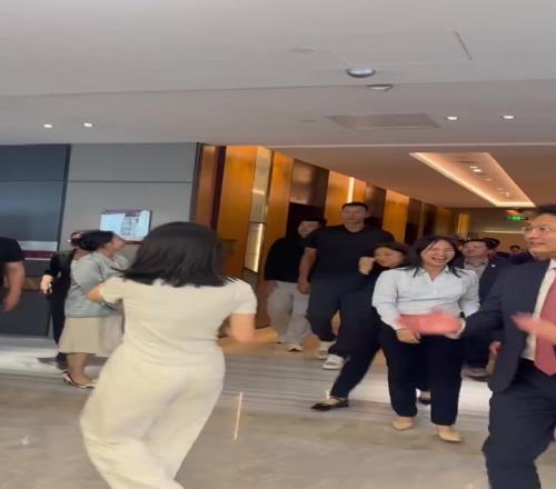 易建联回国出席活动，出绯闻之后看起来更羞涩了