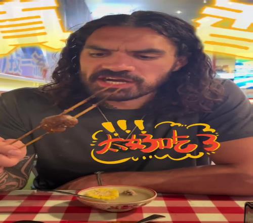 亚当斯社媒晒品尝中国美食vlog：我承认我有个中国胃