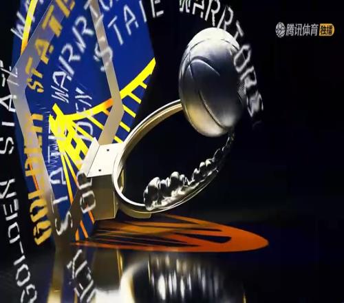 小学生偷吃被发现了！库里扮演教练边吃糖边看技术统计