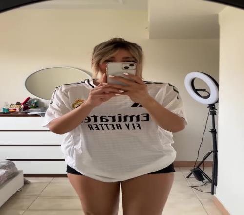这皇马女球迷怎么这么长，现在都喜欢用手机挡脸嘛