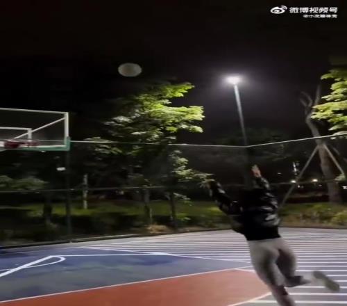 这腰臀比犯规了！篮球场惊现瑜伽裤神射手