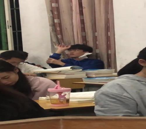 当时不能体会，多年以后才想起当时的他是多么快乐