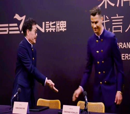 C罗这穿的是中山装！这种新中式衣服是真好看啊