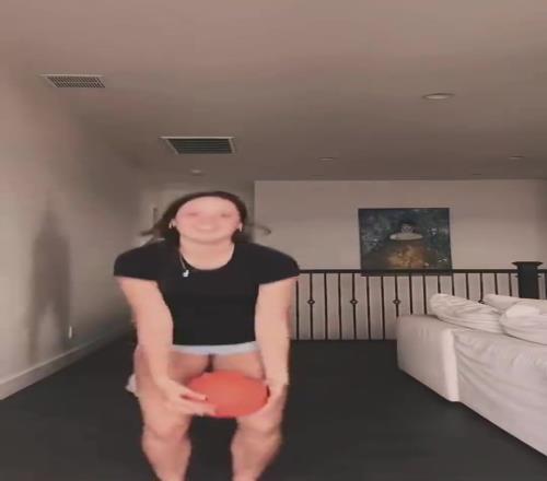 能驾驭么弗拉格女友看着比他壮一些！