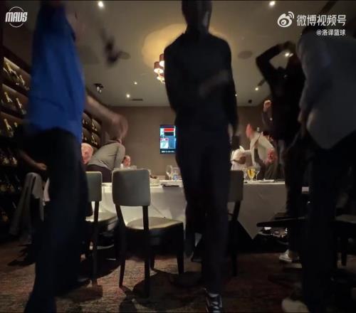 都提前吃席啦独行侠爆冷拿到状元签瞬间，独行侠高管欣喜若狂！