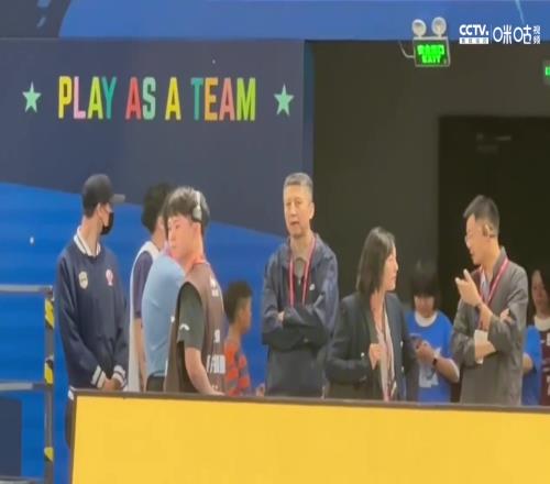 十分关心！北京vs广厦总决赛G4，中国男篮主帅郭士强现身观战
