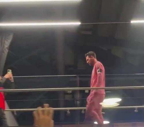 漫天嘘！梅西赛后并未理会球迷呼喊和嘘声，径直走回更衣室
