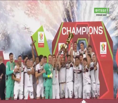 击败米兰夺冠！博洛尼亚高举奖杯全队庆祝！