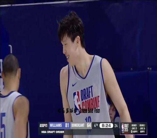霸气！杨瀚森篮下吃饼劈扣2+1微微一笑击掌赢得队友信任！