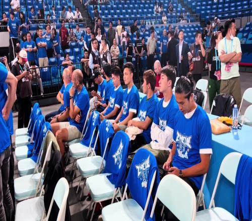 与子同袍，国安众将观战CBA总决赛集体穿着蓝色助威衫