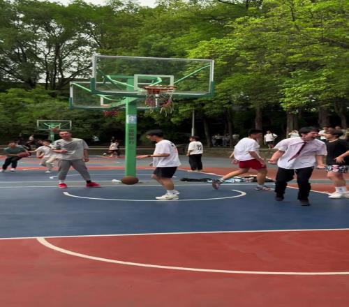 科蜜晒打半场霸气配文：孩子你们还是太年轻了一点就飞