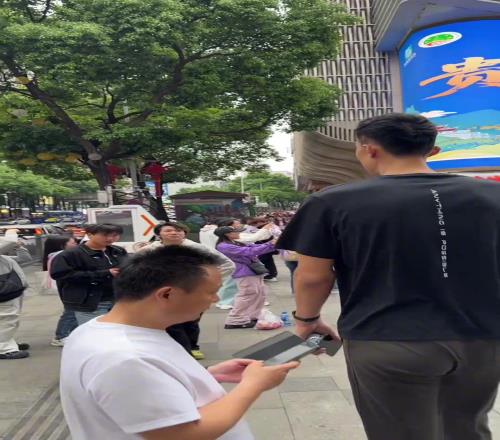 前CBA2米26中锋朱传宇现身街头一柱擎天把路人惊呆了