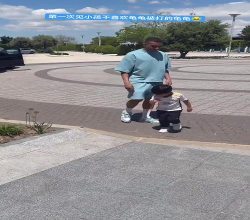 姆巴佩当众被小孩哥打了打，第一次看到姆巴佩被小孩子讨厌啊