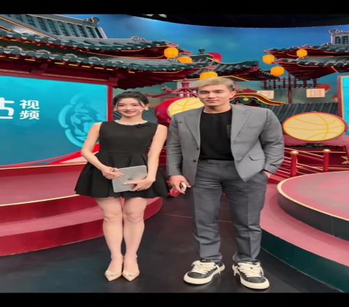美女主播金佳悦秀与郭艾伦合影！兄弟们把公屏打在般配上！