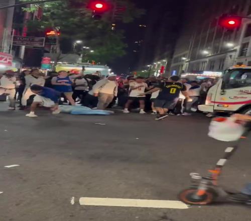 这么多人欺负一人尼克斯球迷群殴一位步行者球迷！