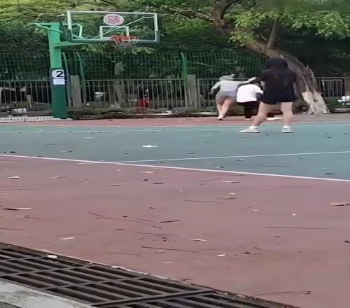小伙一辈子都没今天这么爱背打