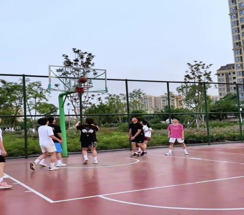 跟这样的女孩子一起打球需要注意些什么