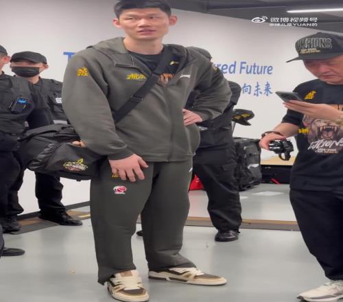 胡金秋赛后并没过多庆祝也没去发布会因腹部受伤先离场