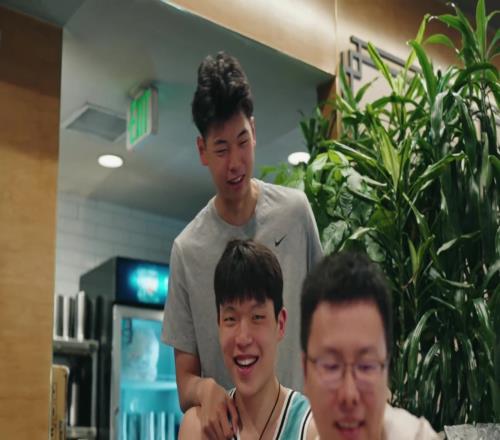 崔永熙惊喜探班杨瀚森：早知道这么多人就把发型整一下了