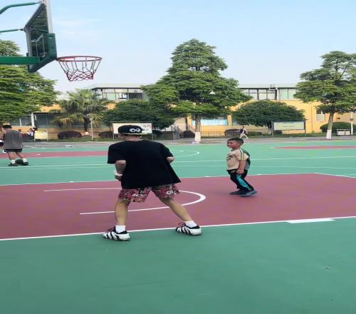 美式哥的投篮视频，我以为他要去摸板，结果是摸篮球后面那个支架