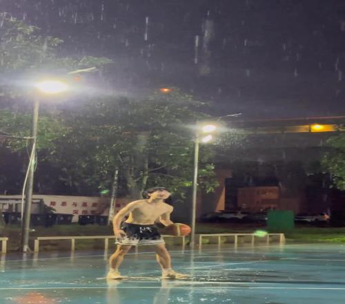 这场地，这天气，这急停，应该是不费鞋，但还是有可能终结脚踝