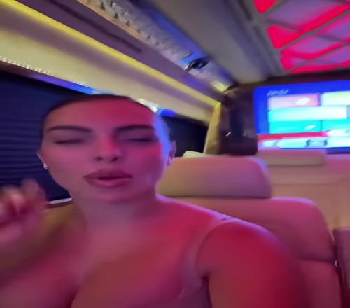 这啥魅女表情！乔治娜叽里呱啦说了一堆这身材确实是有料啊