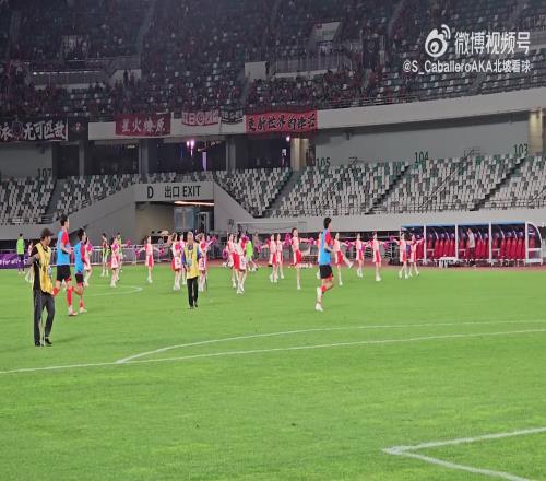 一座城市对足球的态度！苏州东吴主场啦啦队表演和草坪维护