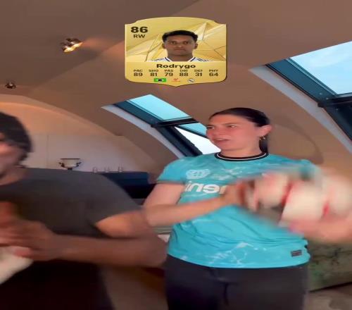 看着挺开朗啊！弗林蓬和美女网红一起玩游戏！