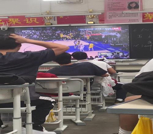 热血沸腾！这像不像当年在班上看球的样子