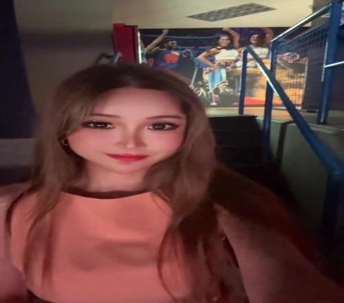 这现场氛围简直炸裂！美女记者周玲安晒雷霆主场一片蓝色的海洋