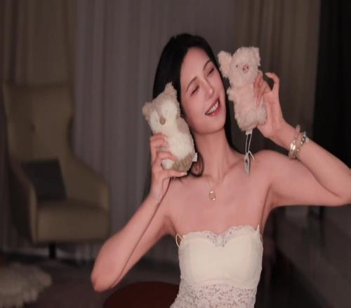 女篮球员卓识晒米白抹胸装：妈妈镜头下的我