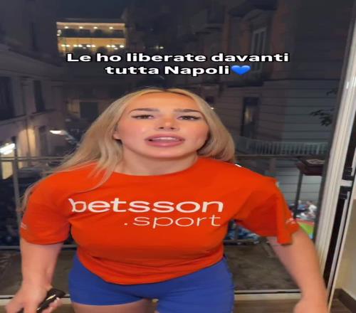 那不勒斯女球迷掀衣送福利：爸爸，对不起，但承诺就是承诺！