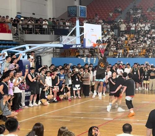 师傅你是做什么工作的！拉塞尔中国行打球时扣篮不中补篮也没