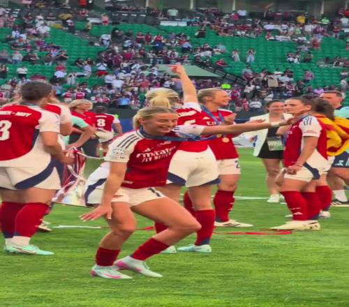 阿森纳女足时隔18年再夺欧冠冠军！凯莉与队友跳舞庆祝